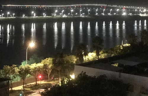 Macau Wohnung | Cozy Getaway at Oriental Lisboa with Stunning HKZMacau Bridge View