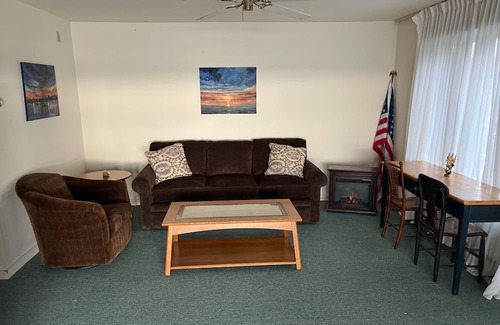 Charlotte Hütte | Solar Eclipse, Charming lakeside 2-bedroom cottage in lovely Charlotte, Vermont