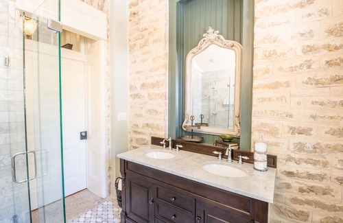 Lampasas Sonstige | Charming farmhouse with 4 bedrooms and breathtaking views on a quiet ranch.