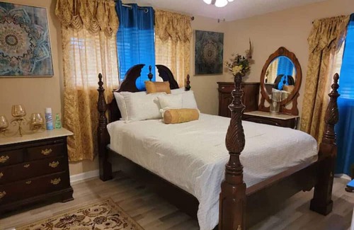 Garden City Haus | 93) Entire 4 bedroom home with fenced yard!