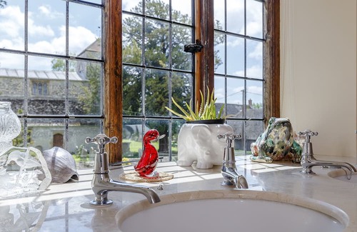 Swindon Haus | Pet friendly, comfortable Grade 2 listed manor complete with Aga, fires etc.