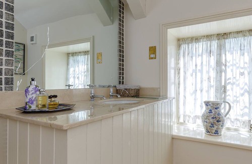 Swindon Haus | Pet friendly, comfortable Grade 2 listed manor complete with Aga, fires etc.