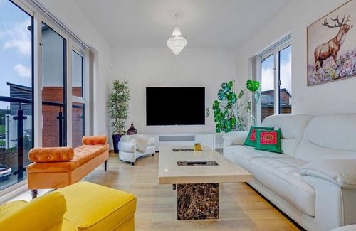Bletchley Haus | Pass the Keys | Lakeview Gem Home