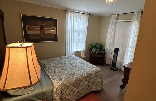 Poplarville Kabine | Cozy 2-bedroom cabin with WiFi, AC on the Pearl River in Angie, LA.