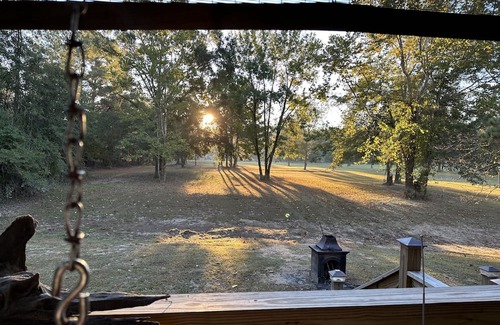 Poplarville Kabine | Cozy 2-bedroom cabin with WiFi, AC on the Pearl River in Angie, LA.