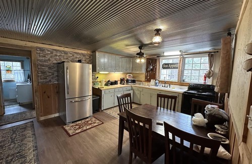 Poplarville Kabine | Cozy 2-bedroom cabin with WiFi, AC on the Pearl River in Angie, LA.