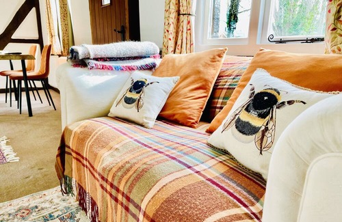 Whitbourne Hütte | Log Burner and Beamed Ceilings-King size Bed