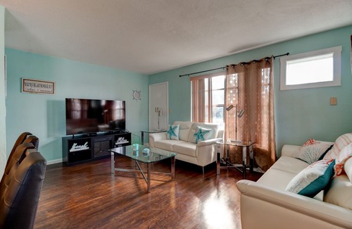 Sunny Pines Hütte | Cozy Cottage #2 in Daytona Beach. Relaxing beach views from patio!