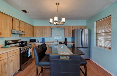 Sunny Pines Hütte | Cozy Cottage #2 in Daytona Beach. Relaxing beach views from patio!