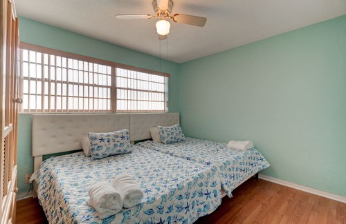 Sunny Pines Hütte | Cozy Cottage #2 in Daytona Beach. Relaxing beach views from patio!