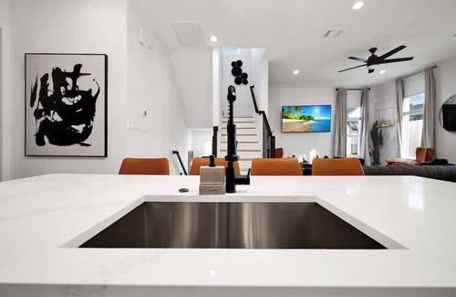 Spring Branch Central Haus | Enjoy easy access to everything from this spacious 3-story townhome.