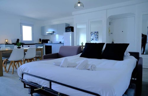Melun Wohnung | Appartement Spacieux Calypso à Proximité de Toutes Commodités