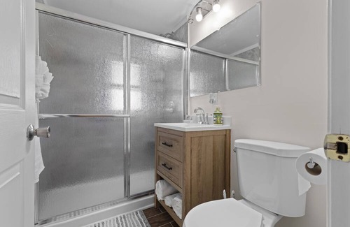 Rockville Haus | Charming 3-bedroom house in adorable Rockville , 5 minute walking from Metro STA