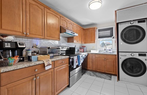 Rockville Haus | Charming 3-bedroom house in adorable Rockville , 5 minute walking from Metro STA