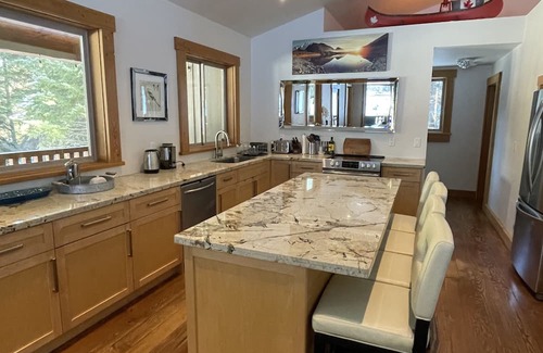Squamish-Lillooet Regional District Kabine | Cozy mountain cabin retreat steps to trails and beautiful Gun Lake.
