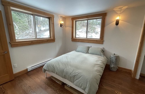 Squamish-Lillooet Regional District Kabine | Cozy mountain cabin retreat steps to trails and beautiful Gun Lake.