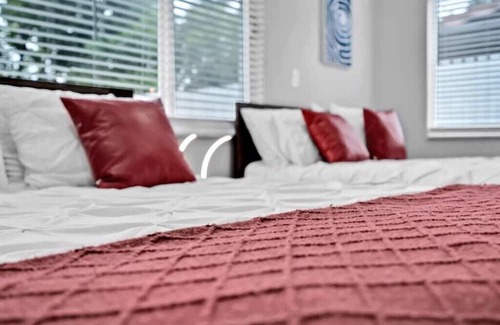 Boulevard Heights Haus | Southern Charm: Spacious 4BR Retreat with Pool