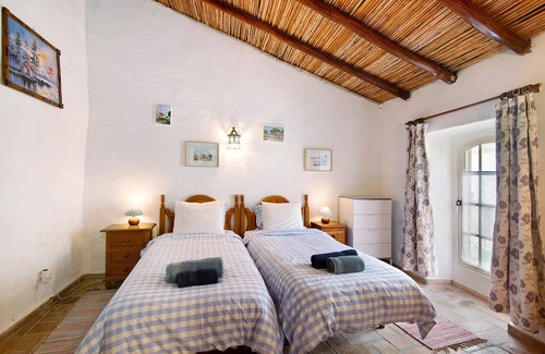 Loule Haus | Holiday Home 'Casa Delfim - Casa Azul' with Mountain View, Shared Pool and Wi-Fi