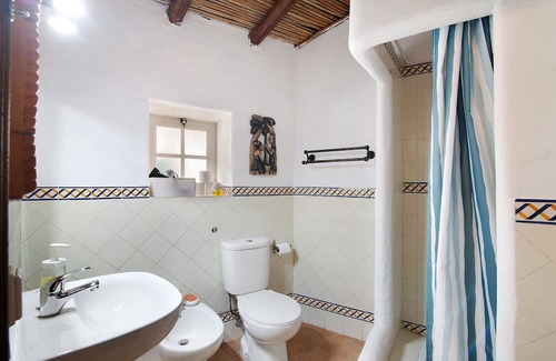 Loule Haus | Holiday Home 'Casa Delfim - Casa Azul' with Mountain View, Shared Pool and Wi-Fi
