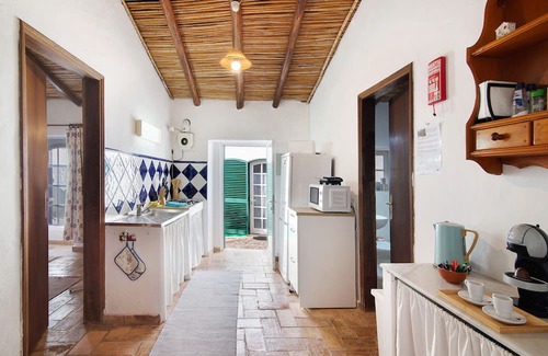Loule Haus | Holiday Home 'Casa Delfim - Casa Azul' with Mountain View, Shared Pool and Wi-Fi