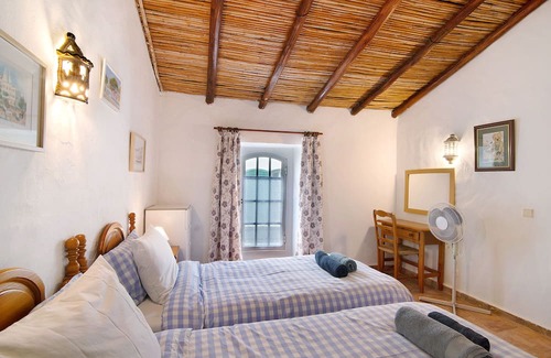 Loule Haus | Holiday Home 'Casa Delfim - Casa Azul' with Mountain View, Shared Pool and Wi-Fi