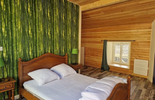 Vollore-Ville Haus | Holiday Home 'Gîte Des Catalpas' with Private Terrace, Private Garden and Wi-Fi