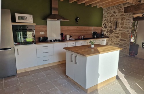 Vollore-Ville Haus | Holiday Home 'Gîte Des Catalpas' with Private Terrace, Private Garden and Wi-Fi