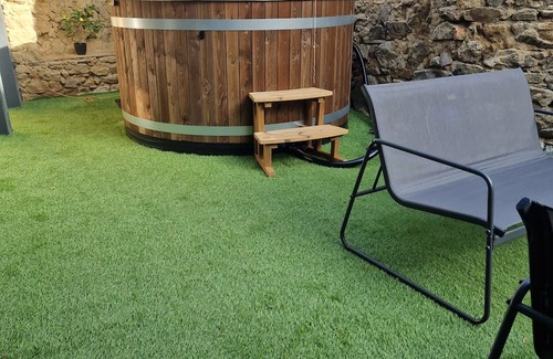 Vollore-Ville Haus | Holiday Home 'Gîte Des Catalpas' with Private Terrace, Private Garden and Wi-Fi