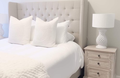 Cedarhurst Haus | HGTV Vacation Home Long Island, New York- 15 min from JFK