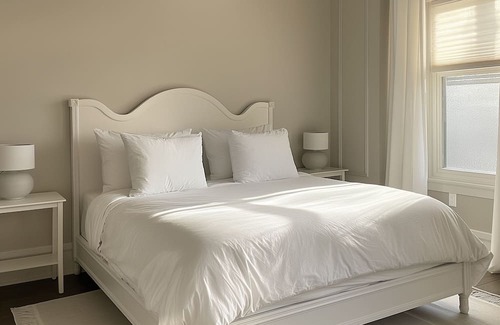 Cedarhurst Haus | HGTV Vacation Home Long Island, New York- 15 min from JFK