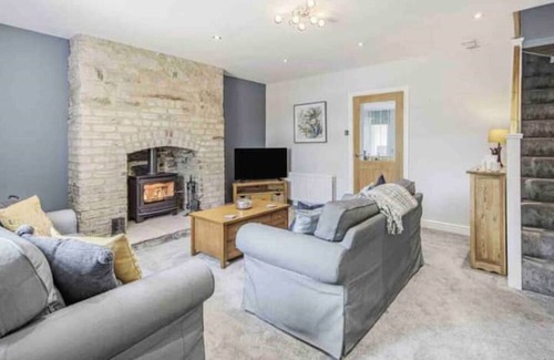 Crawcrook Haus | Homely three bedroom cottage with log burner.