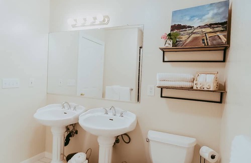 Hopland Hütte | Idyllic wine country cottage surrounded by fir & oak trees - water view patio