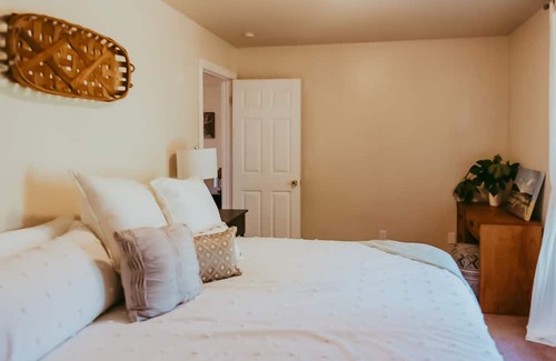 Hopland Hütte | Idyllic wine country cottage surrounded by fir & oak trees - water view patio