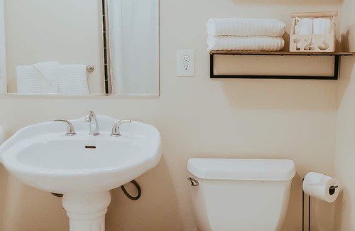 Hopland Hütte | Idyllic wine country cottage surrounded by fir & oak trees - water view patio