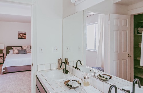 Hopland Hütte | Enchanted wine country cottage with sunroom, large patio, & alfresco dining