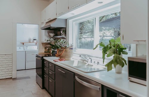 Hopland Haus | Idyllic wine country home with open layout, serene views, & alfresco dining