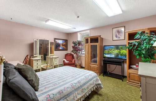 Silverton Haus | 3 BR 1 BA historic brick house w/fire pit & ample parking - 5 mins from Wallace