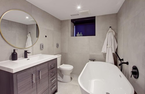 The Beaches Haus | Spacious 2 level apartment by Woodbine Beach