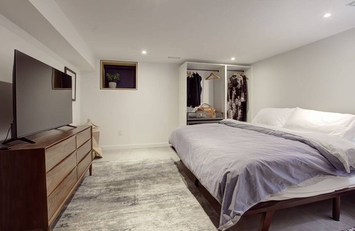 The Beaches Haus | Spacious 2 level apartment by Woodbine Beach