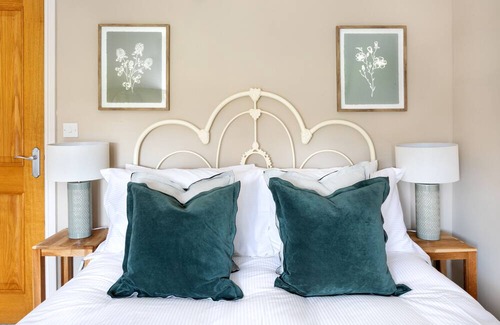 Storwood Haus | ASHLEY COTTAGE, pet friendly, with open fire in Seaton Ross