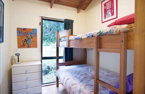 Tawharanui Haus | A slice of paradise. Kiwi Bach settled in native bush & just 2 mins the beach