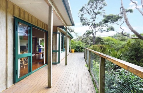 Tawharanui Haus | A slice of paradise. Kiwi Bach settled in native bush & just 2 mins the beach
