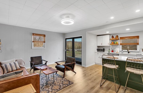 Lowber Hütte | Cozy cottage overlooking the Great Allegheny Passage Trail