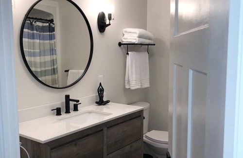 Cobourg Haus | A cozy 5 star, 1 bedroom, 1 bath in downtown Cobourg . Newly built in 2020!