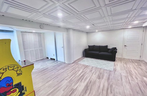 Tetreaultville Wohnung | Cozy Oasis Near Montreal Stadium, Pac-man Arcade Game