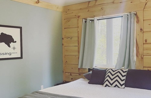 Nipissing Hütte | LAKEFRONT LOG CABIN- 24’ dock, gradual sandy entry, kayaks & wifi