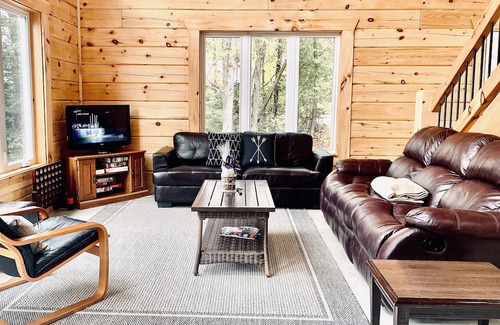 Nipissing Hütte | LAKEFRONT LOG CABIN- 24’ dock, gradual sandy entry, kayaks & wifi
