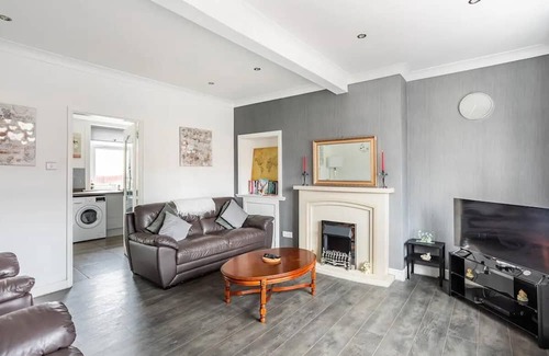 Hamilton Haus | Captivating 2-Bed House in Hamilton with jacuzzi