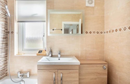 Hamilton Haus | Captivating 2-Bed House in Hamilton with jacuzzi