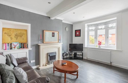 Hamilton Haus | Captivating 2-Bed House in Hamilton with jacuzzi